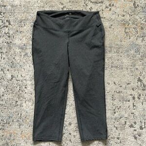 NWOT GapFit Capri Compression Athletic Leggings, Gray Size L